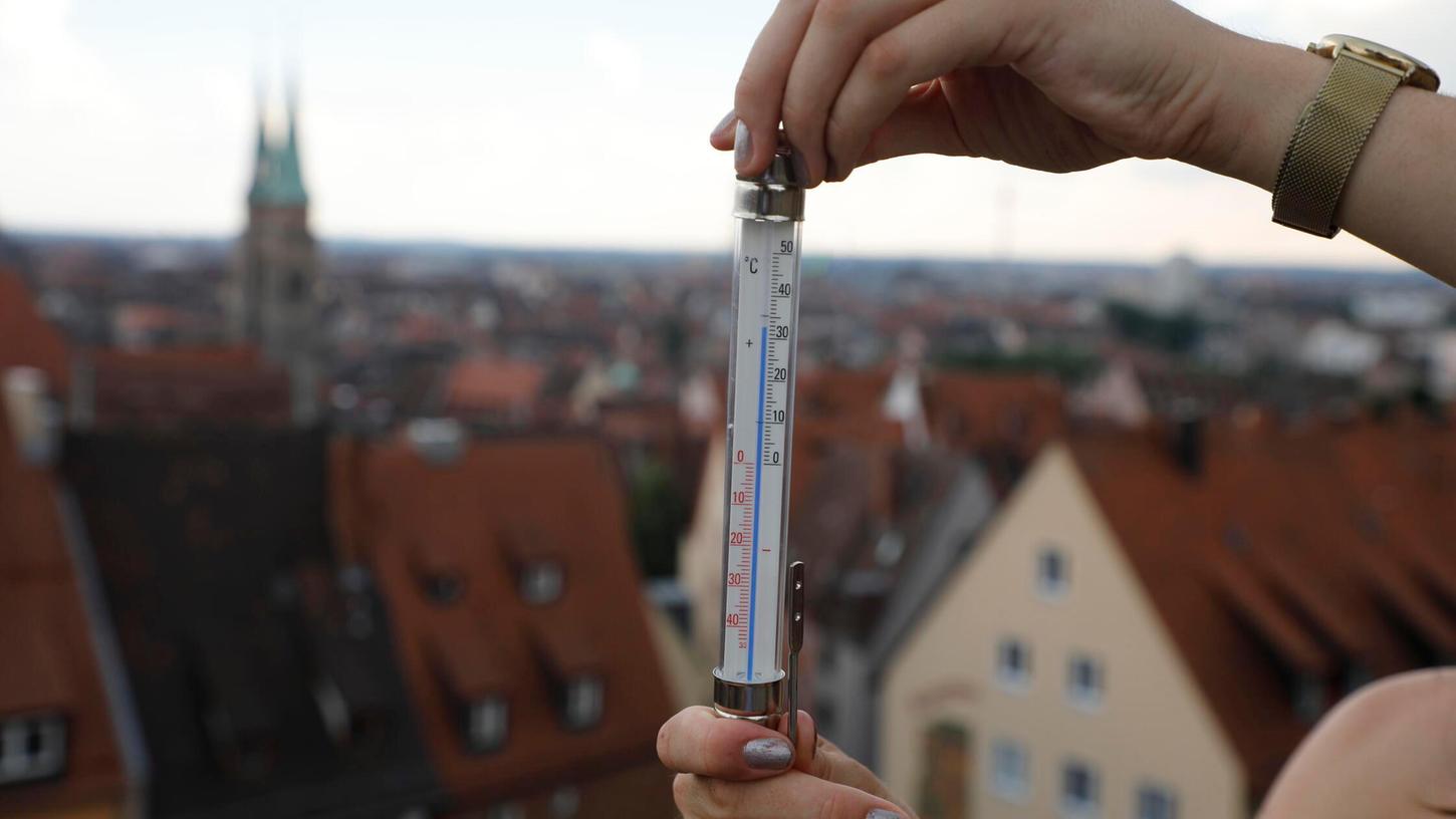 Thermometer in der Nürnberger Innenstadt werden, wie hier am 13. August 2024, in den nächsten Tagen wieder über 30 Grad anzeigen. Thermometer in der Nürnberger Innenstadt werden, wie hier am 13. August 2024, in den nächsten Tagen wieder über 30 Grad anzeigen.