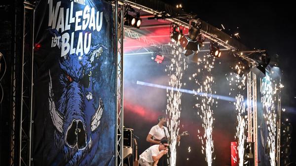Am 30. und 31. August geht das "Wallesau ist Blau"-Festival in die nächste Runde. Während der Freitag voll und ganz im Zeichen des Punkrocks steht, gibt es am Samstag Metal und Hardcore auf die Ohren. Das Wochenendticket gibt es für 75 Euro, ein Ein-Tages-Ticket kostet 45 Euro. Beide Ticketarten gibt es an der Abendkasse zu erwerben.