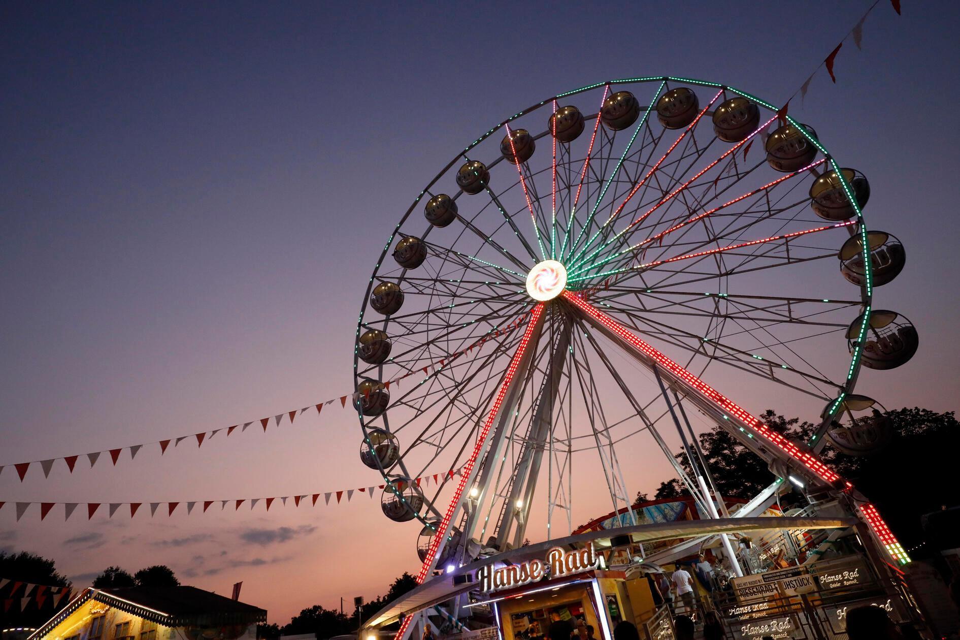 Auch an diesem Wochenende hat das Herbstvolksfest in Nürnberg geöffnet. Beim Motto-Tag "Prinzessinnen, Superhelden und Moviestars" am Freitag, 30. August, können Kinder ihre Idole auf dem Volksfest treffen. Am Sonntag, 1. September, heißt es hier "Sunday Funday" mit einem bunten Spaßprogramm für Kinder. Unter anderem soll es hier eine Maskottchenparade, ein Clownsorchester, Kasperletheater und eine Schminkfee geben. Die Nacht der 100 Lichter ist am Freitag, 30. August, das Musikfeuerwerk startet um 22.15 Uhr.