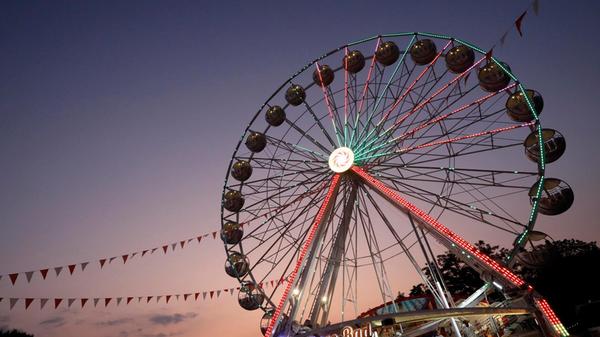 Auch an diesem Wochenende hat das Herbstvolksfest in Nürnberg geöffnet. Beim Motto-Tag "Prinzessinnen, Superhelden und Moviestars" am Freitag, 30. August, können Kinder ihre Idole auf dem Volksfest treffen. Am Sonntag, 1. September, heißt es hier "Sunday Funday" mit einem bunten Spaßprogramm für Kinder. Unter anderem soll es hier eine Maskottchenparade, ein Clownsorchester, Kasperletheater und eine Schminkfee geben. Die Nacht der 100 Lichter ist am Freitag, 30. August, das Musikfeuerwerk startet um 22.15 Uhr.