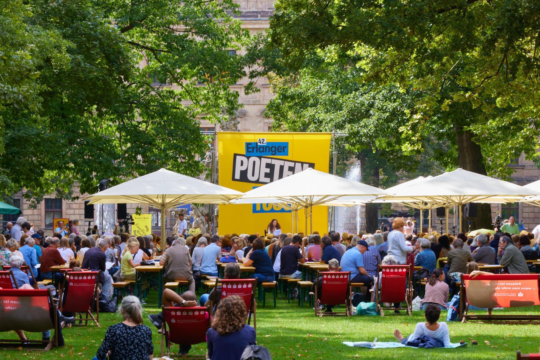 Jedes Jahr am letzten Augustwochenende feiert Erlangen den Auftakt zum deutschen Bücherherbst. Dieses Jahr kehrt das Poetenfest vom Donnerstag, 29. August, bis zum Sonntag, 1. September, in die Hugenottenstadt zurück. Lesenachmittage, Gespräche über Neuerscheinungen und Podiumsdiskussionen finden im Rahmen des Festes statt.