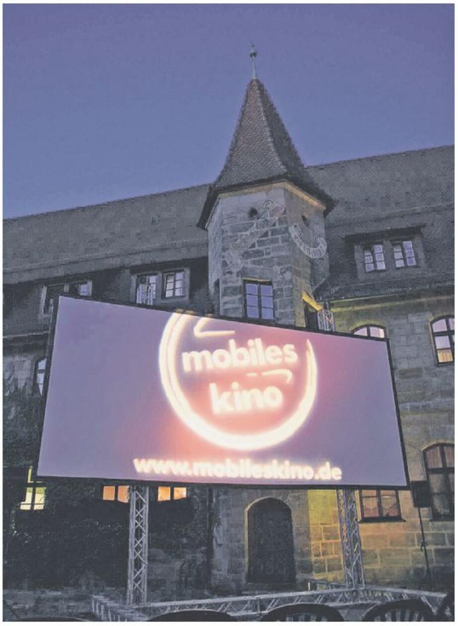 In Altdorf geht der Open-Air-Kino-Sommer in die Verlängerung. An elf Abenden zeigt die Leinwand am Parkplatz Neubaugasse Filme, wie „Wochenendrebellen“, „Anatomie eines Falls“ oder „Zwei zu Eins“, „Back to Black“ oder „Arthur der Große“. Tickets gibt es im Vorverkauf und am Veranstaltungsabend ab 19 Uhr an der Abendkasse. Der Filmabend beginnt bei Einbruch der Dunkelheit gegen 20 Uhr.