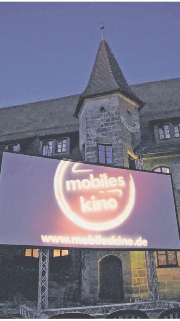 In Altdorf geht der Open-Air-Kino-Sommer in die Verlängerung. An elf Abenden zeigt die Leinwand am Parkplatz Neubaugasse Filme, wie „Wochenendrebellen“, „Anatomie eines Falls“ oder „Zwei zu Eins“, „Back to Black“ oder „Arthur der Große“. Tickets gibt es im Vorverkauf und am Veranstaltungsabend ab 19 Uhr an der Abendkasse. Der Filmabend beginnt bei Einbruch der Dunkelheit gegen 20 Uhr.