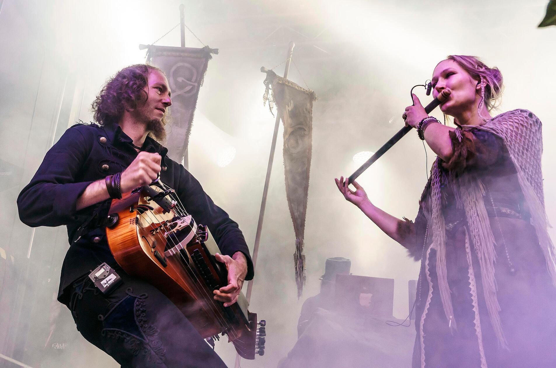 Mit mittelalterlichen Instrumenten bringt die Band "Faun" elektronische Beats kombiniert mit Zaubersprüchen auf die Bühne. Dudelsack, Harfe und Drehleier dürfen bei dem Konzert der Fantasy-Band am Freitag, 30. August, um 20 Uhr im Serenadenhof nicht fehlen. Tickets für die Veranstaltung gibt es ab rund 45 Euro.