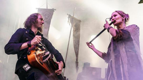 Mit mittelalterlichen Instrumenten bringt die Band "Faun" elektronische Beats kombiniert mit Zaubersprüchen auf die Bühne. Dudelsack, Harfe und Drehleier dürfen bei dem Konzert der Fantasy-Band am Freitag, 30. August, um 20 Uhr im Serenadenhof nicht fehlen. Tickets für die Veranstaltung gibt es ab rund 45 Euro.