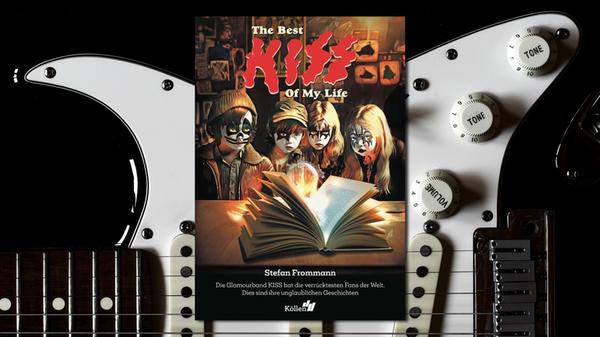 Jeder Fan kennt diesen magischen Moment, der den Beginn einer wunderbaren Freundschaft markiert. Und bei jedem war er anders. In "The Best KISS Of My Life" erzählen 30 Fans aus 16 Ländern von sich und ihrer Liebe zu der US-amerikanischen Rockband Kiss. Und die war ja schon immer nicht nur mehr als die Summe ihrer Einzelteile, sondern stets im XXL-Format gedacht und gemacht. In dem launigen Fan-Buch des Berliners Stefan Frommann kommen auch die Kiss-Musiker Gene Simmons und Tommy Thayer zu Wort, ebenso wie Star-Produzent Bob Ezrin und William Starkey, der Erfinder der Kiss-Army. Wenn Sie Devotee sind oder einen kennen - diese Stoffsammlung könnte ein Match sein! (Köllen, 29,90 Euro). Stefan Gnad