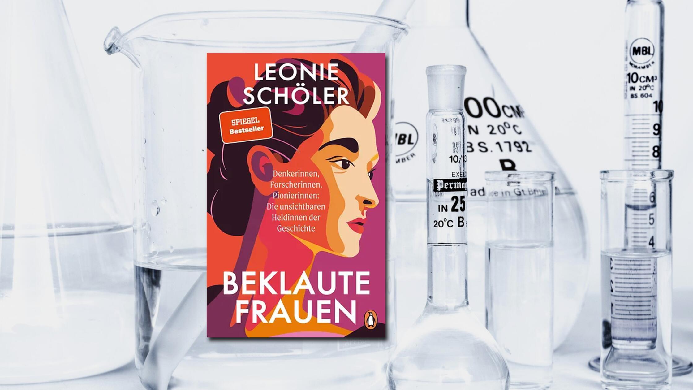 Hinter jedem erfolgreichen Mann steht eine starke Frau. Oder eine, die seinen Schatten nicht verlassen darf. Wie Eleanor Marx, die selbst politisch aktiv war, aber der Nachwelt nur durch ihren Vater Karl Marx bekannt ist. Oder Clara Immerwahr, die erste Deutsche, die einen Doktortitel in Chemie erhielt, aber nach ihrer Heirat mit Fritz Haber aufhören musste zu arbeiten. Ob in Wissenschaft, Kunst oder Politik: Frauen durften lange nur Sekretärinnen, Muse oder Ehefrau sein. Ihr Anteil an den Arbeiten der Männer wurde gezielt verschwiegen. "Beklaute Frauen" von Leonie Schöler ist ein Buch, das wütend macht - und dank zahlreicher Fußnoten und Leseempfehlungen dazu einlädt, sich weiter zu informieren. (Penguin, 22 Euro) Marlene Weyerer