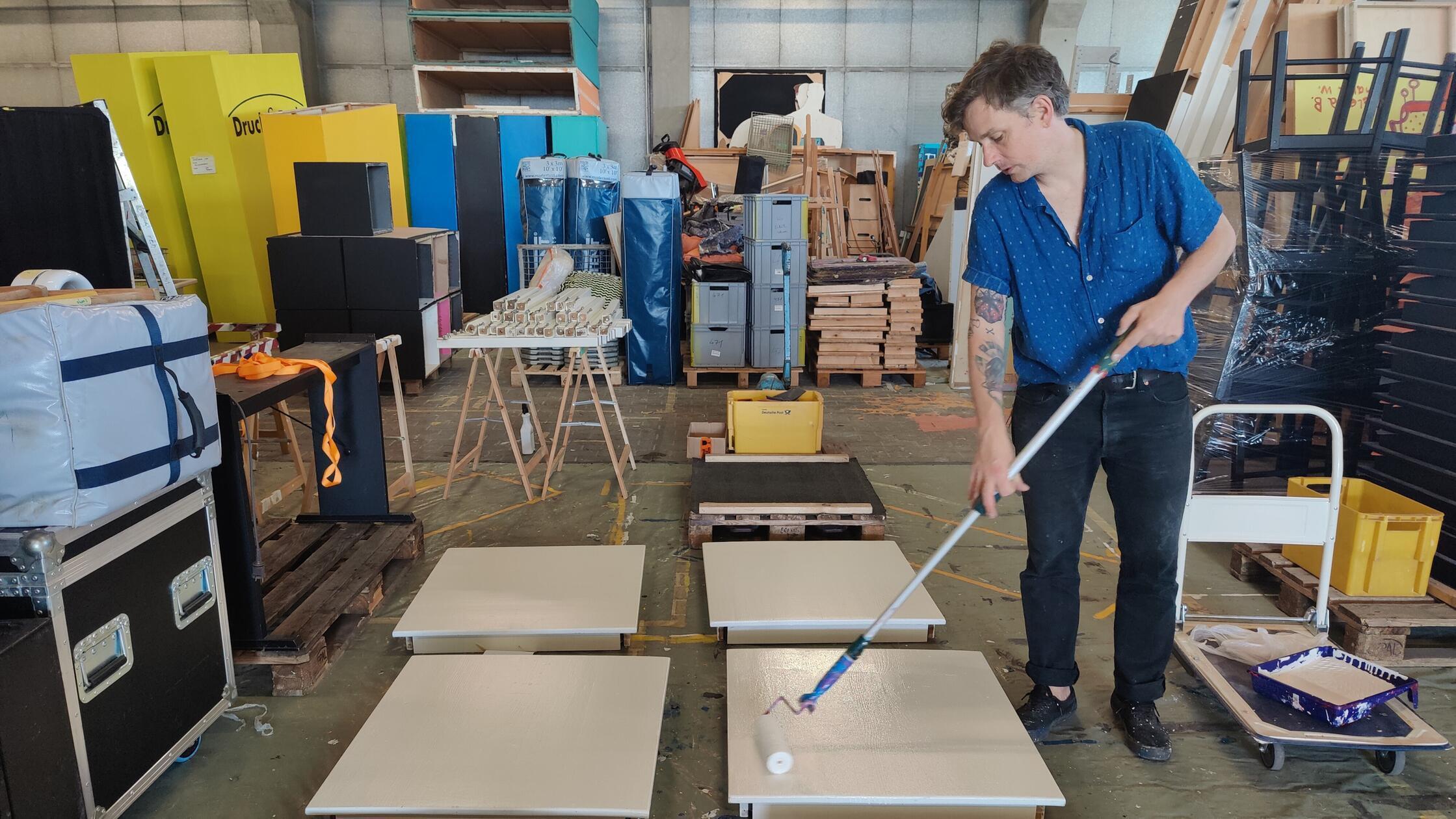 Jens Hindelang bemalt Tische für Poetenfest 2024