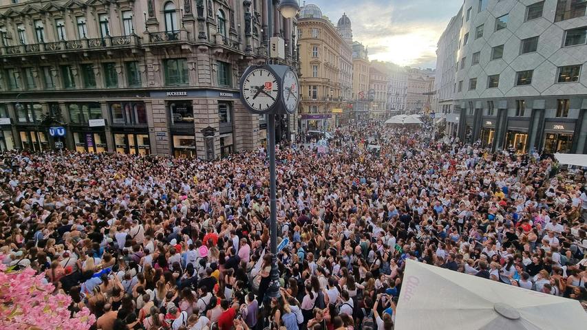 Nach der Absage der Konzerte versammelten sich Swift-Fans In der Wiener Innenstaft. (Archivbild) Nach der Absage der Konzerte versammelten sich Swift-Fans In der Wiener Innenstaft. (Archivbild)
