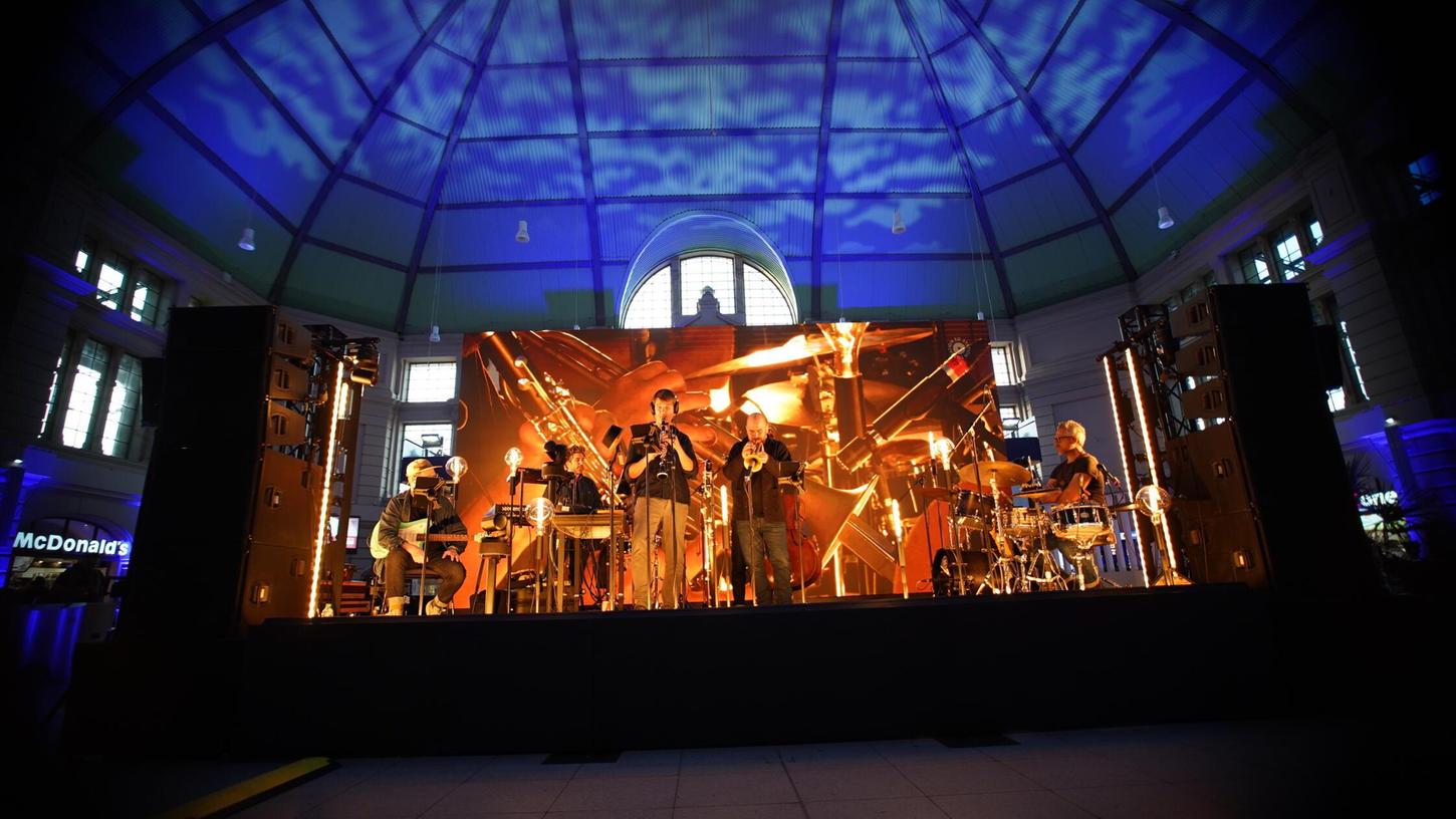 Ein eigens zusammengestelltes Jazzkollektiv interpretiert Gustav Mahlers "Das Lied von der Erde" im September an fünf deutschen Bahnhöfen. Ein eigens zusammengestelltes Jazzkollektiv interpretiert Gustav Mahlers "Das Lied von der Erde" im September an fünf deutschen Bahnhöfen.