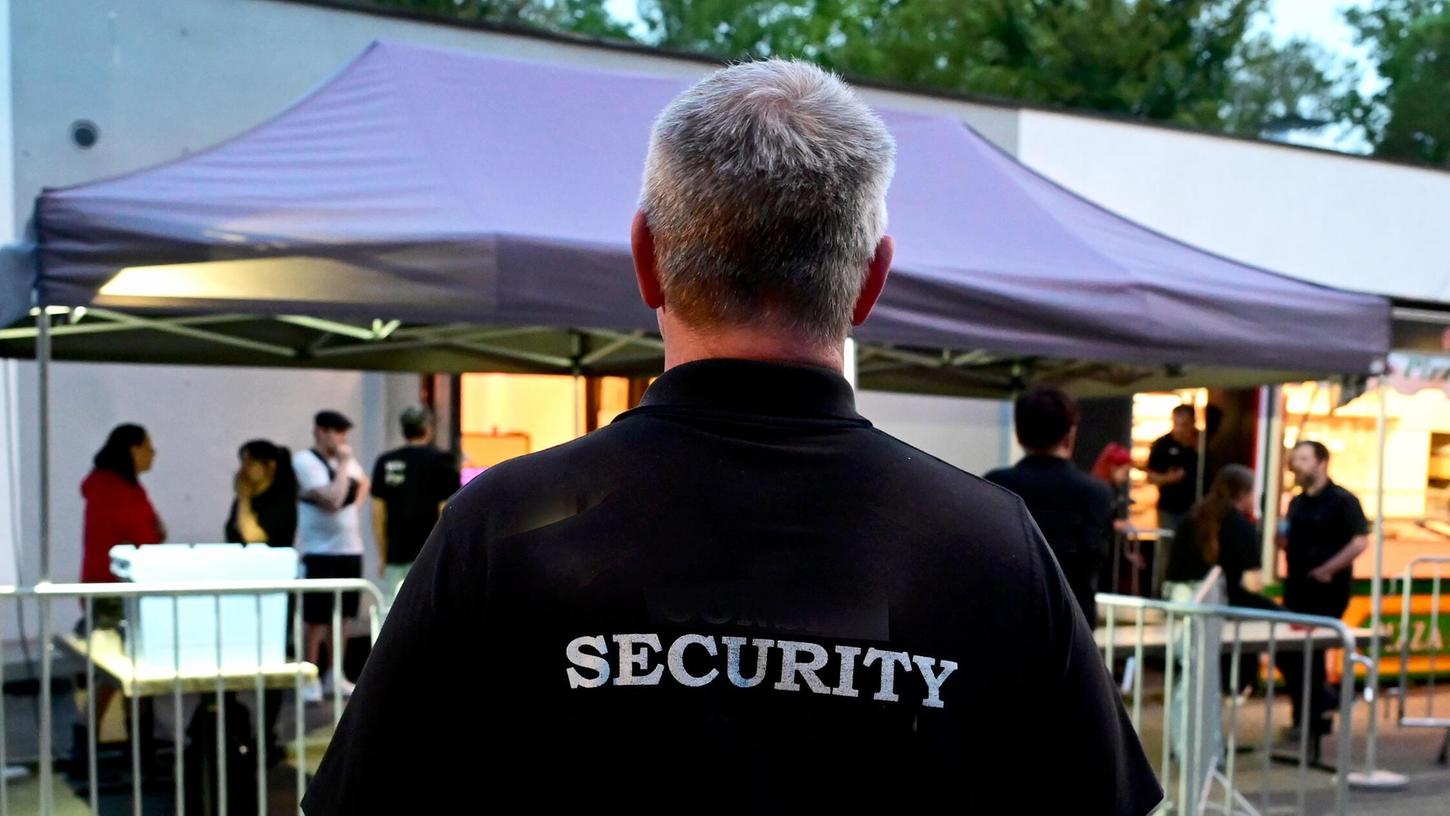 Zwei Security-Mitarbeiter wurden in einer Asylbewerberunterkunft angegriffen. Zwei Security-Mitarbeiter wurden in einer Asylbewerberunterkunft angegriffen.