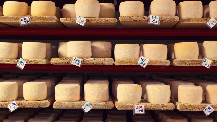 Runde Sache: Parmesan im Holzregal. Runde Sache: Parmesan im Holzregal.