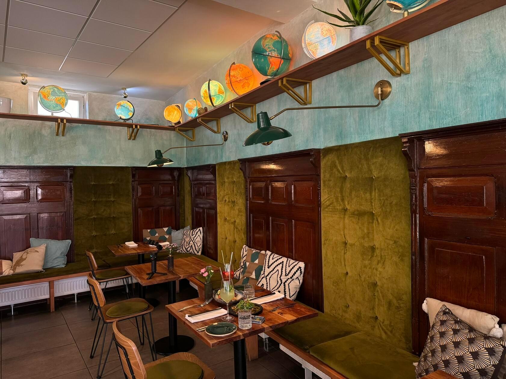 Die Einrichtung ist größtenteils unverändert geblieben. Die charakteristischen Globusse leuchten über den Tischen.