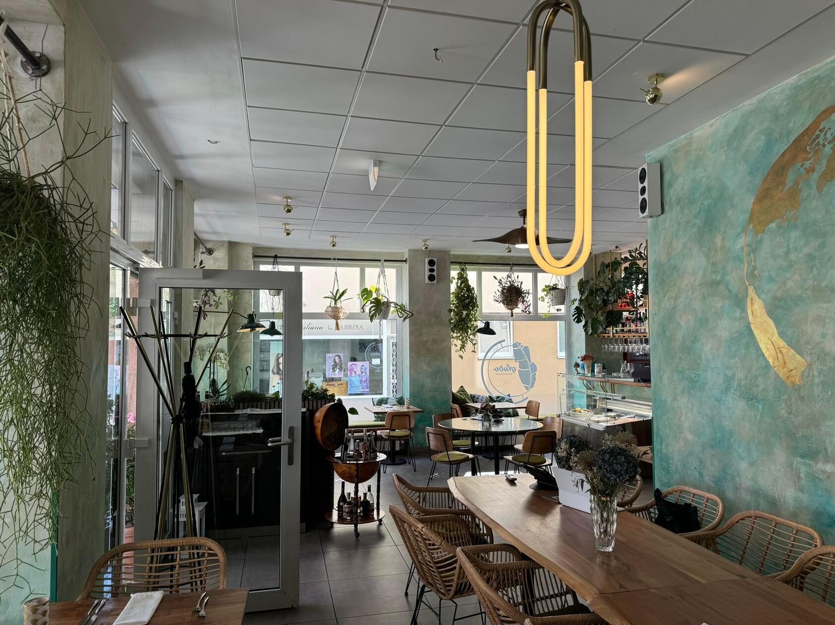 Auch der Innenraum bleibt hell und fast gänzlich unverändert.