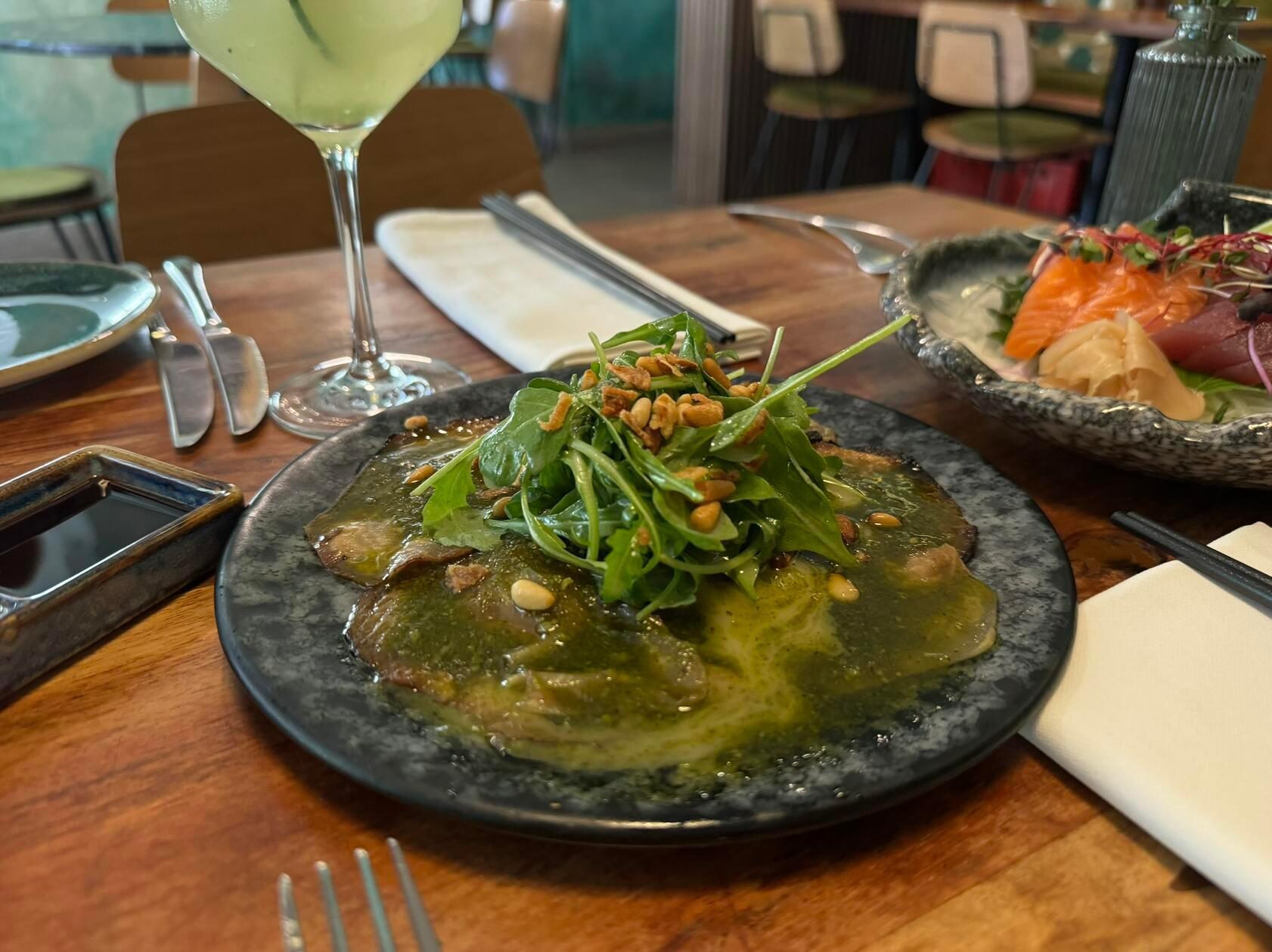 Das Kohlrabi-Carpaccio mit Pesto kostet 17,80 Euro.