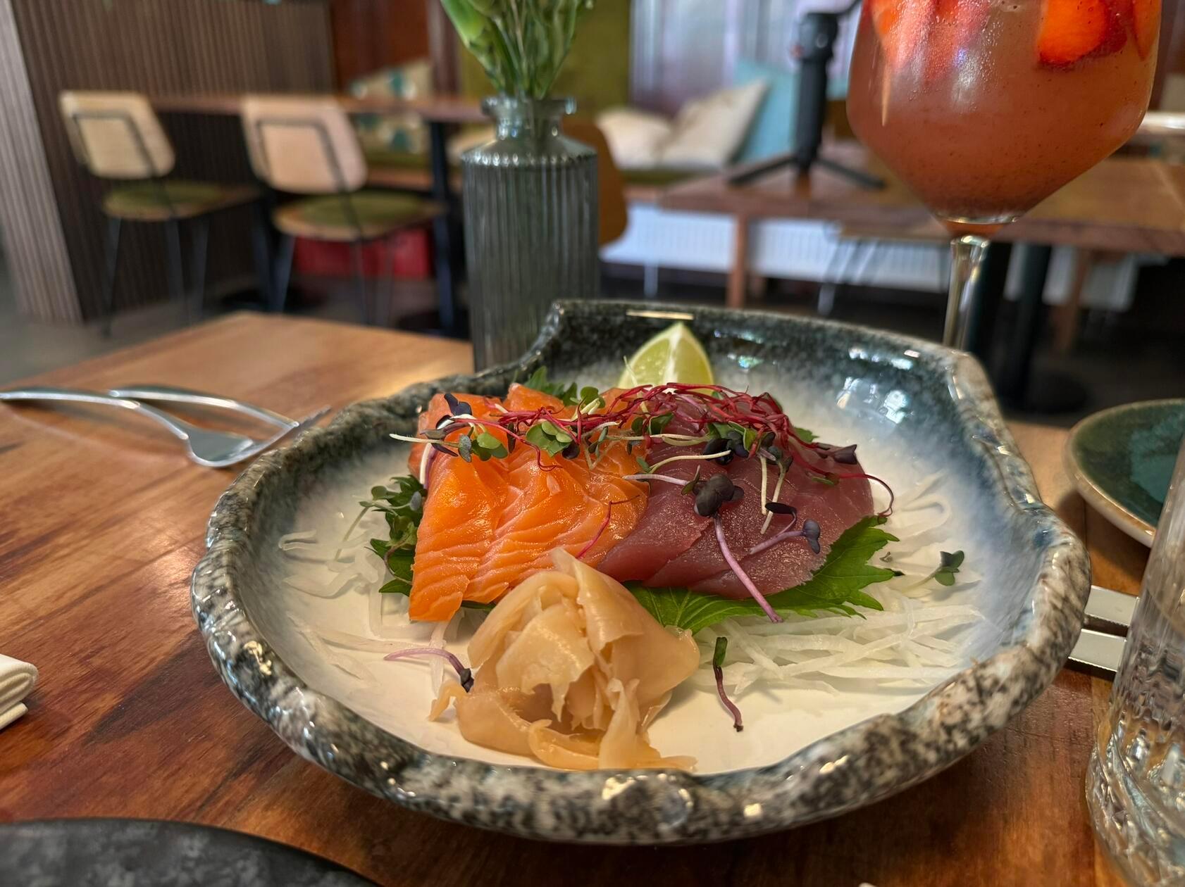 Der Sashimi Mix aus Lachs und Thunfisch liegt preislich bei 32,90 Euro.