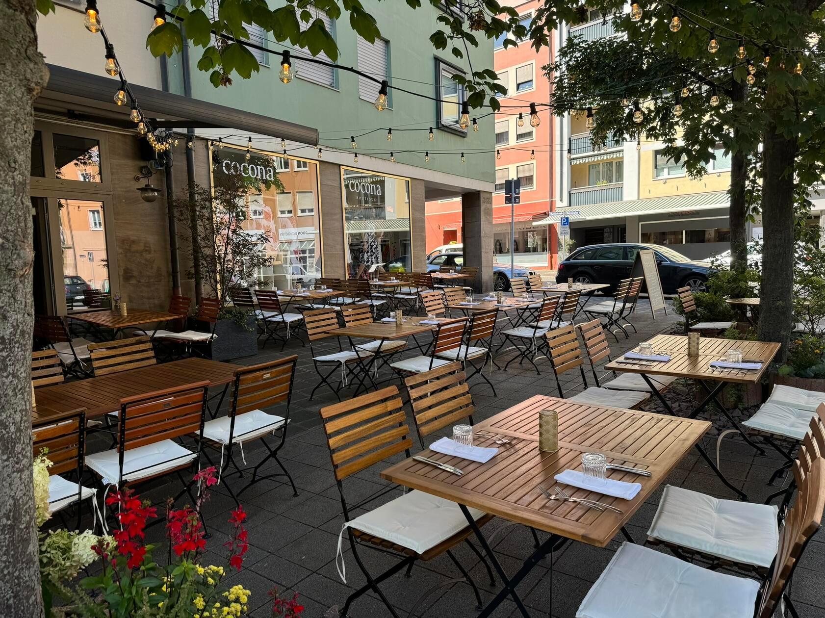 Der Außenbereich zieht sich bis vor das anliegende Geschäft.