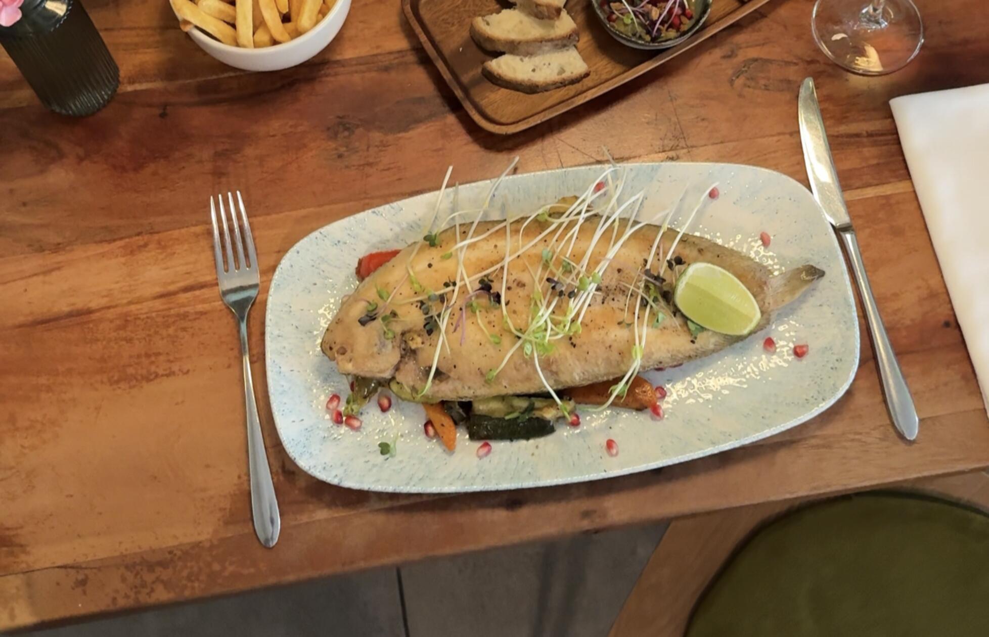 Die Seezunge mit mediterranem Gemüse kommt den Gast 36,90 Euro zu stehen.