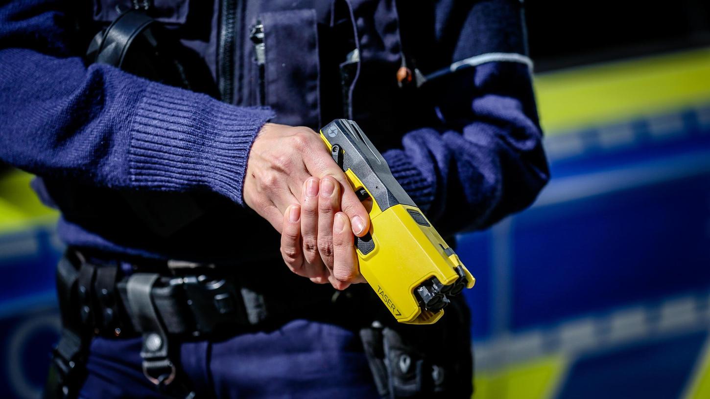 In der Nürnberger Südstadt machte die Polizei bei der Festnahme eines Tatverdächtigen von einem Taser Gebrauch. (Symbolbild) In der Nürnberger Südstadt machte die Polizei bei der Festnahme eines Tatverdächtigen von einem Taser Gebrauch. (Symbolbild)