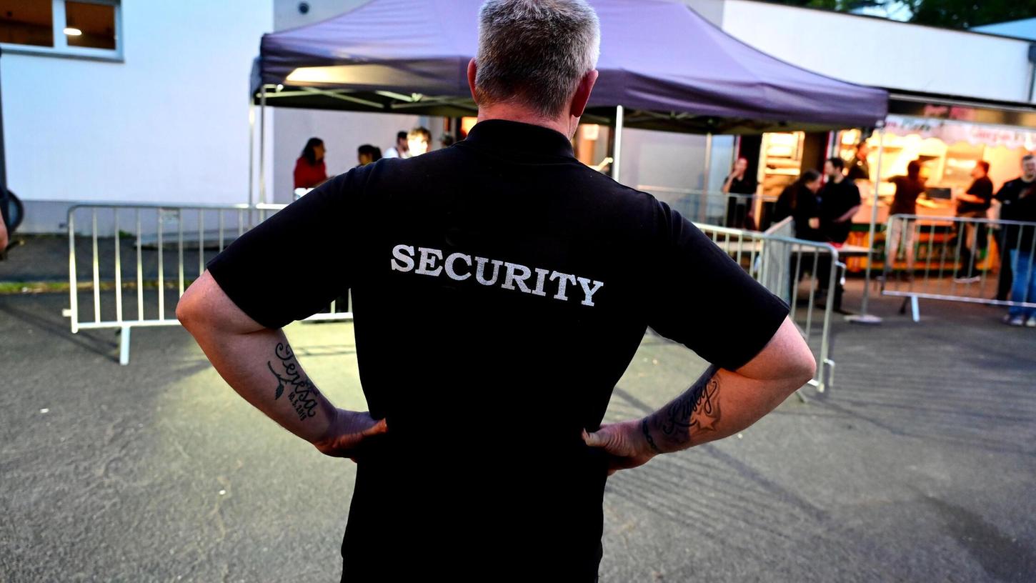 Die Security-Mitarbeiter trugen leichte Verletzungen davon. Die Security-Mitarbeiter trugen leichte Verletzungen davon.