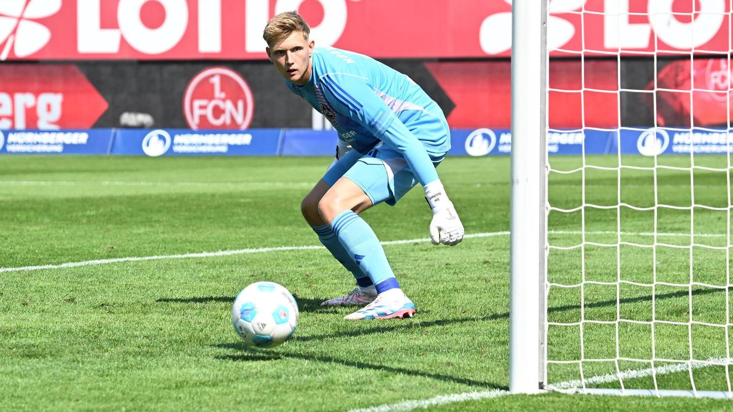 Reichert kann dem Ball vor dem 0:2 nur noch hinterherschauen. Reichert kann dem Ball vor dem 0:2 nur noch hinterherschauen.