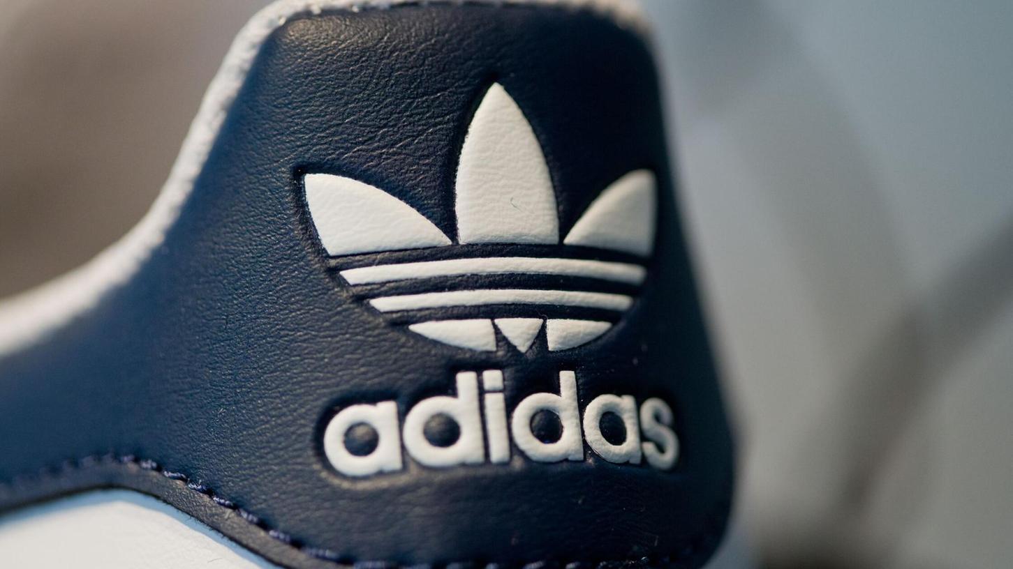 Das Logo des Sportartikelherstellers Adidas auf einem Schuh. Das Logo des Sportartikelherstellers Adidas auf einem Schuh.