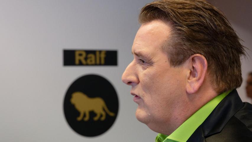 Gut gebrüllt, Löwe: Ralf Dümmel vor seiner Garderobe. Gut gebrüllt, Löwe: Ralf Dümmel vor seiner Garderobe.