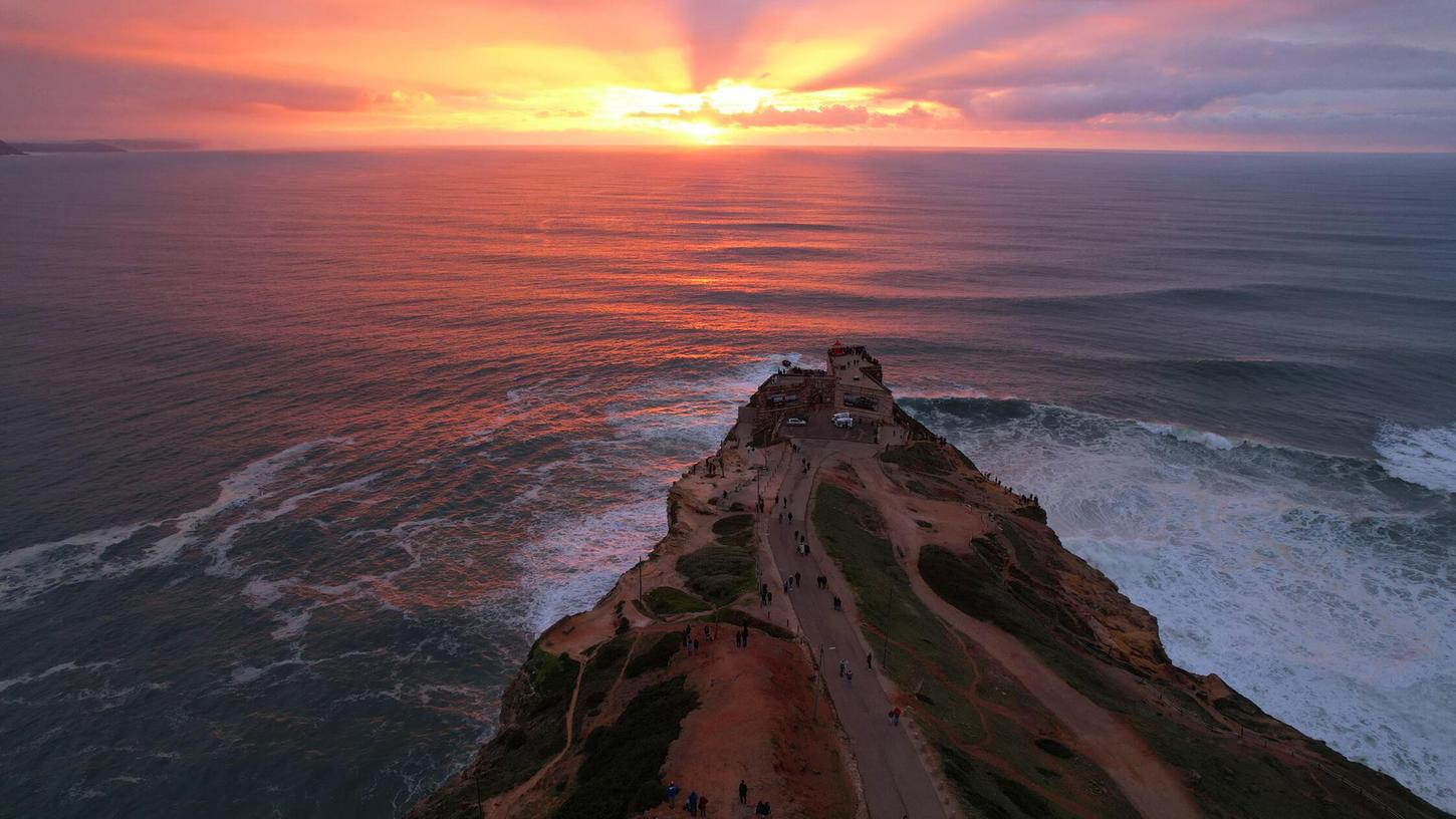 Sonnenuntergang am Strand von Nazaré an der Westküste Portugals. Sonnenuntergang am Strand von Nazaré an der Westküste Portugals.