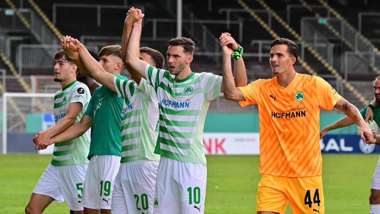 Glücklich und erleichtert: Die Spieler des Kleeblatts nach dem 2:0 in Mainz. Glücklich und erleichtert: Die Spieler des Kleeblatts nach dem 2:0 in Mainz.