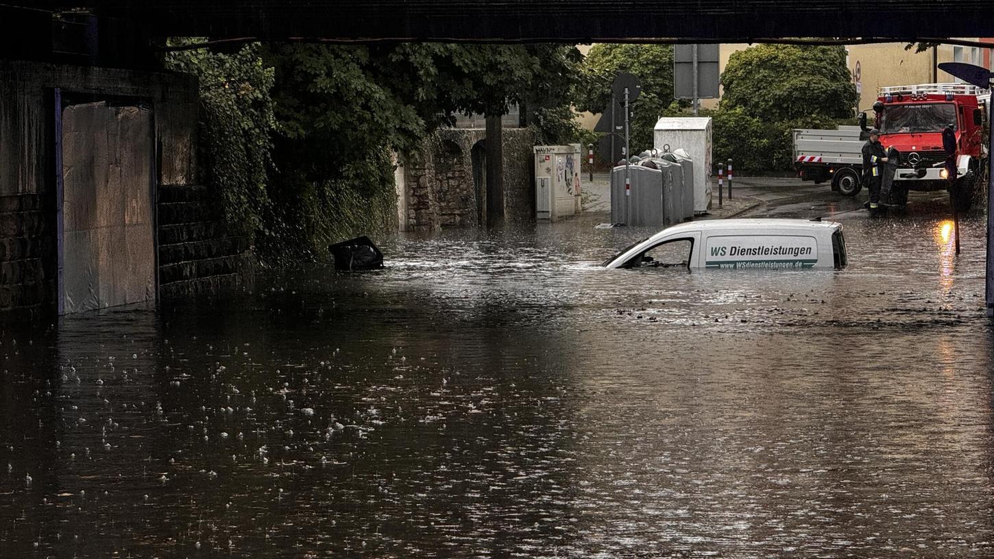 Die Unterführung an der Zerzabelshofstraße in Nürnberg lief mit Regenwasser voll. Ein Transporter blieb dort im Hochwasser stecken. Die Unterführung an der Zerzabelshofstraße in Nürnberg lief mit Regenwasser voll. Ein Transporter blieb dort im Hochwasser stecken.