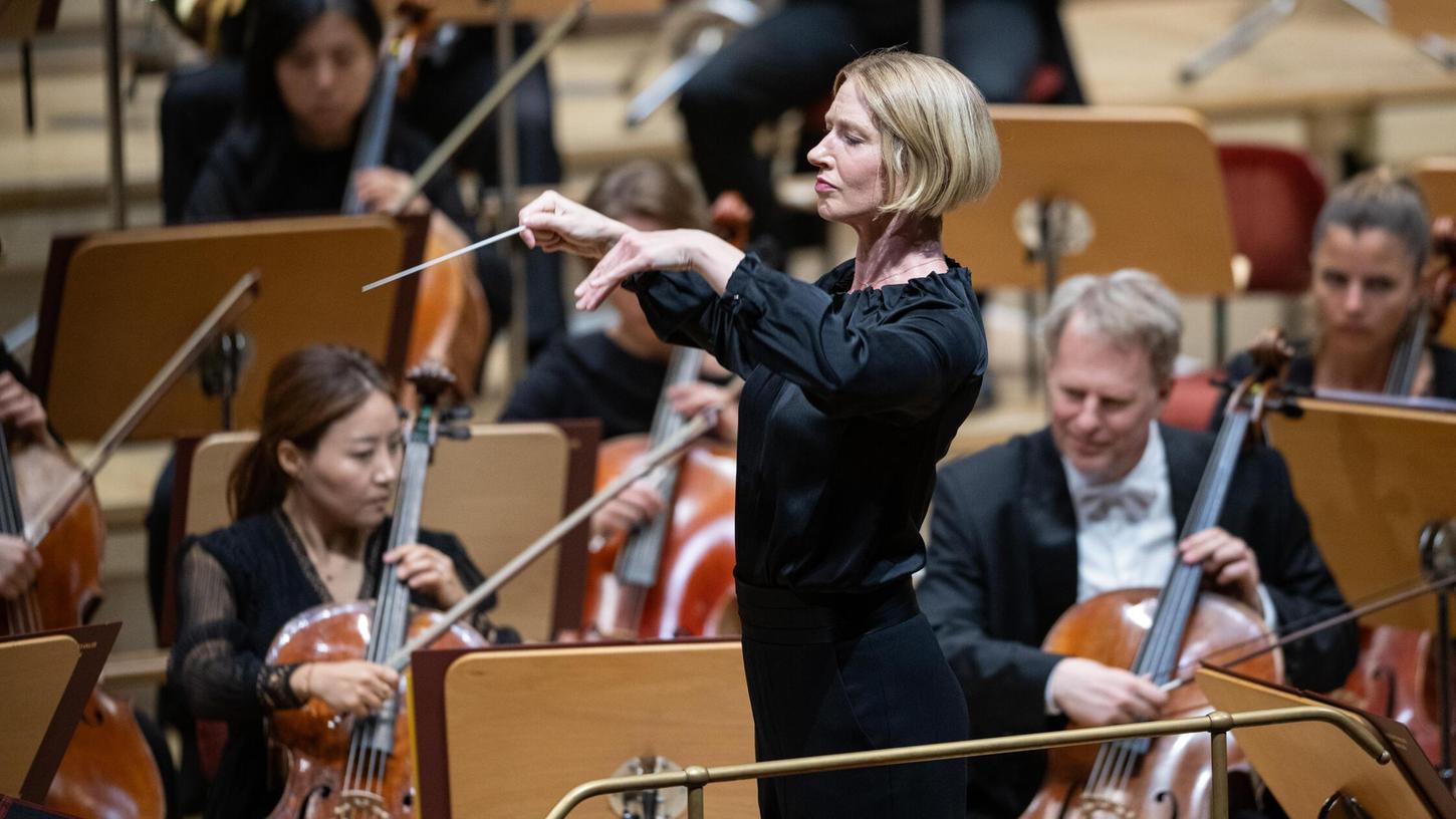 Unter Hochspannung: Am 31. August 2023 gab Joana Mallwitz ihren Einstand als neue Chefdirigentin des Berliner Konzerthausorchesters mit den jeweils ersten Sinfonien von Sergej Prokofjew, Kurt Weill und Gustav Mahler. Dieses Jahr kann der Auftakt im Livestream verfolgt werden. Unter Hochspannung: Am 31. August 2023 gab Joana Mallwitz ihren Einstand als neue Chefdirigentin des Berliner Konzerthausorchesters mit den jeweils ersten Sinfonien von Sergej Prokofjew, Kurt Weill und Gustav Mahler. Dieses Jahr kann der Auftakt im Livestream verfolgt werden.