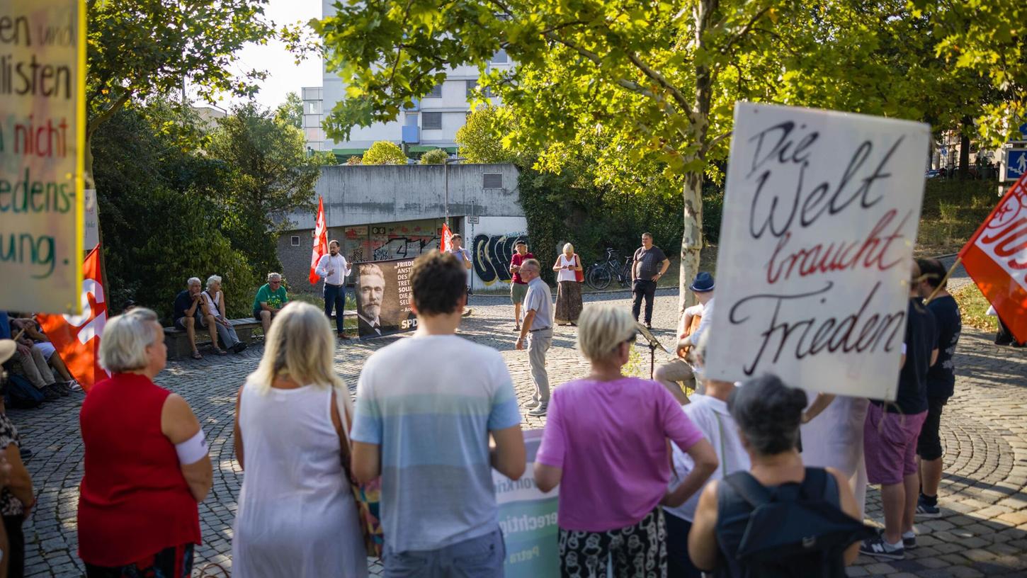 "Die Welt braucht Frieden": Am Platz der Opfer des Faschismus zeigten sich die Redner besorgt angesichts der aktuellen Kriege und Konflikte. "Die Welt braucht Frieden": Am Platz der Opfer des Faschismus zeigten sich die Redner besorgt angesichts der aktuellen Kriege und Konflikte.