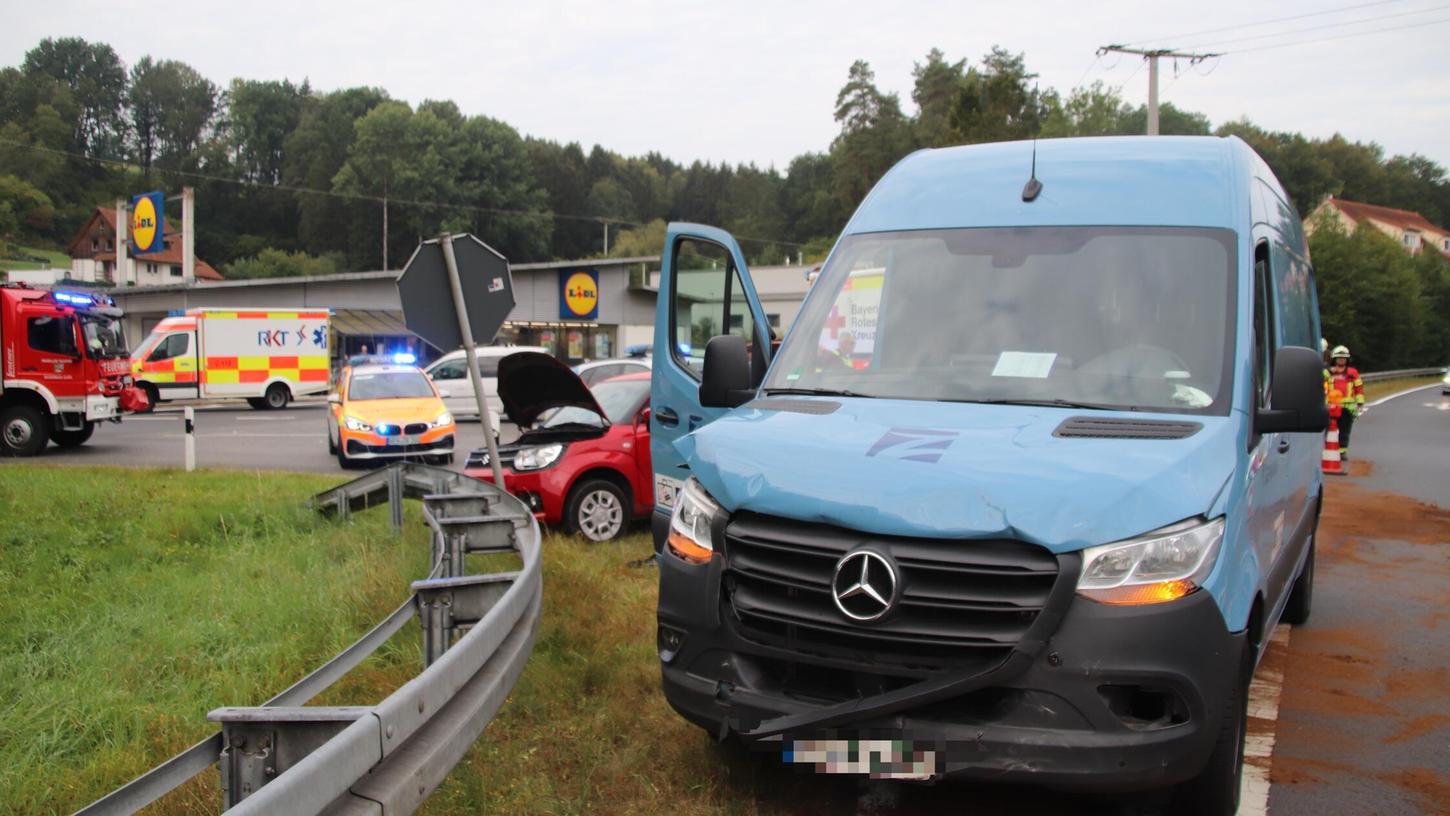 Am Dienstagmorgen (03.09.2024) kam es bei Eschenbach in der Oberpfalz zu einem schweren Unfall, in den auch ein Geldtransporter verwickelt war. Am Dienstagmorgen (03.09.2024) kam es bei Eschenbach in der Oberpfalz zu einem schweren Unfall, in den auch ein Geldtransporter verwickelt war.