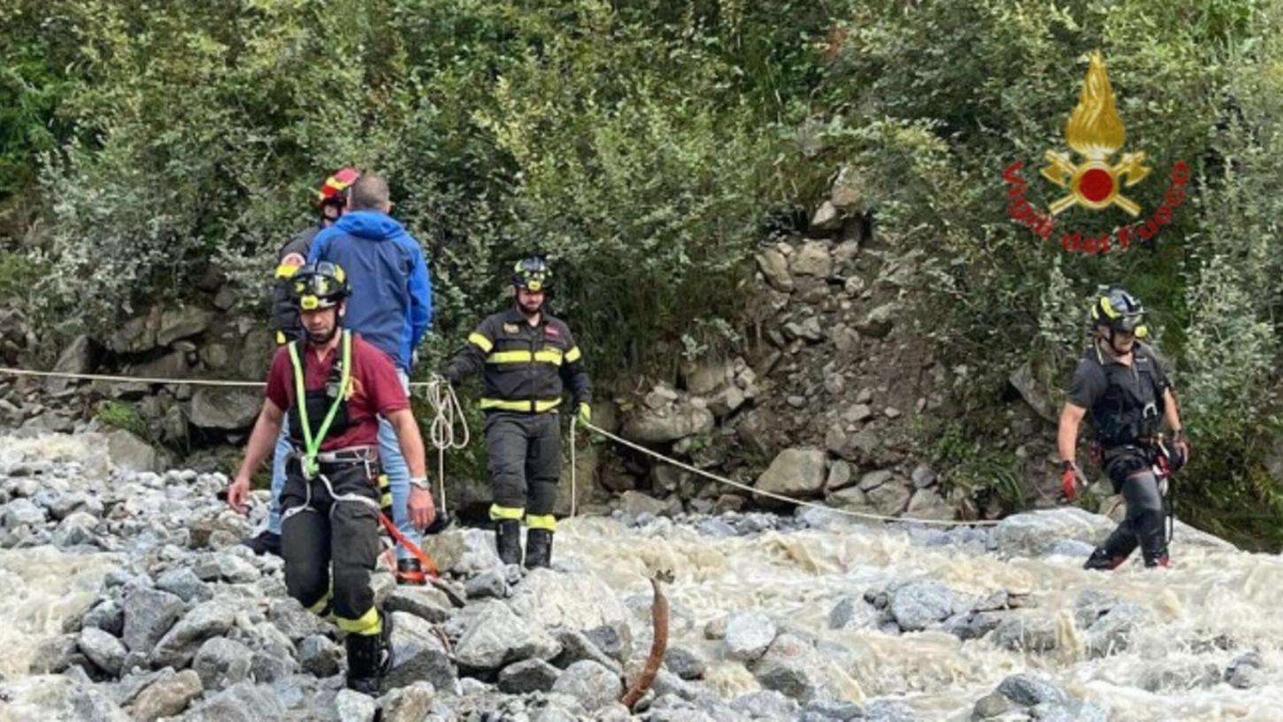 Ein gewaltiger Erdrutsch hat eine Straße in den italienischen Alpen unpassierbar gemacht. Ein gewaltiger Erdrutsch hat eine Straße in den italienischen Alpen unpassierbar gemacht.