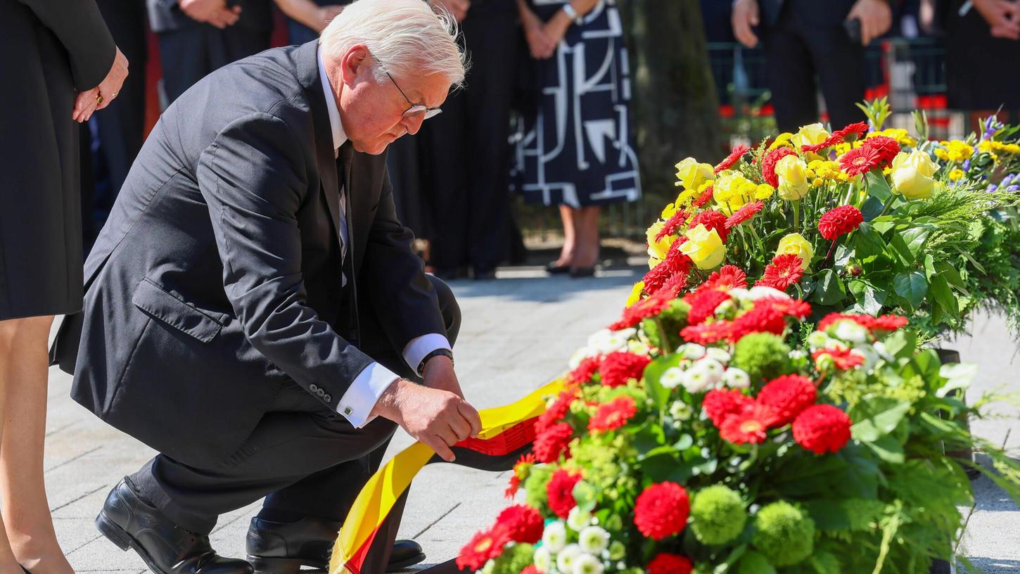 Bundespräsident Frank-Walter Steinmeier besuchte die Trauerfeier der Stadt Solingen anlässlich des Terroranschlages. Bundespräsident Frank-Walter Steinmeier besuchte die Trauerfeier der Stadt Solingen anlässlich des Terroranschlages.