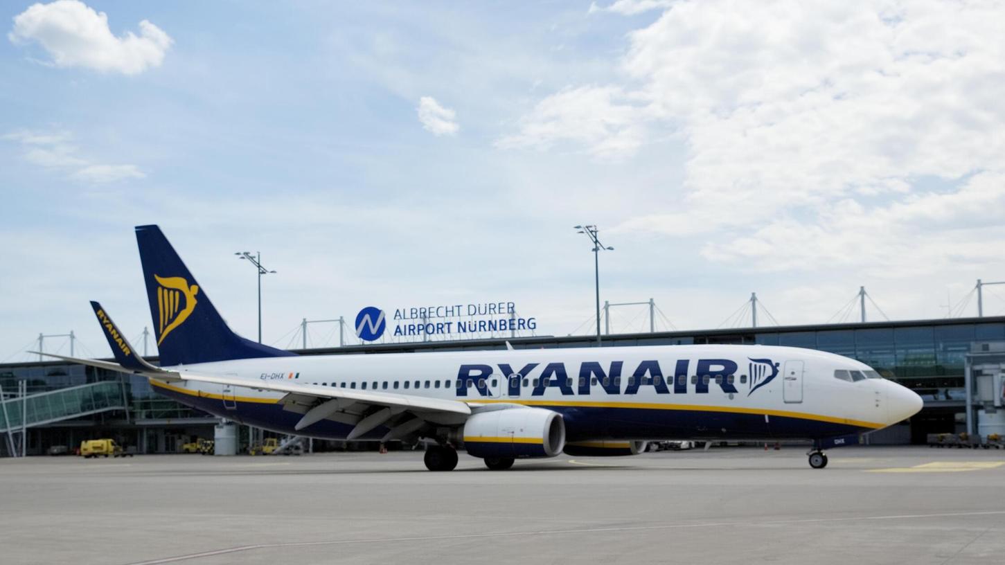 Eine Maschine der Ryanair auf dem Weg zur Starbahn. Eine Maschine der Ryanair auf dem Weg zur Starbahn.