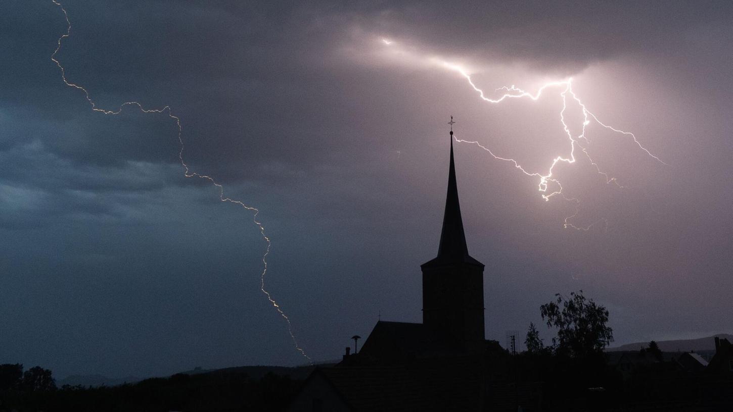 Der DWD warnt vor schweren Unwetter in Franken. Wo Blitze am Himmel zucken, sollte man sich schnell einen sicheren Platz in einem Gebäude suchen. Der DWD warnt vor schweren Unwetter in Franken. Wo Blitze am Himmel zucken, sollte man sich schnell einen sicheren Platz in einem Gebäude suchen.