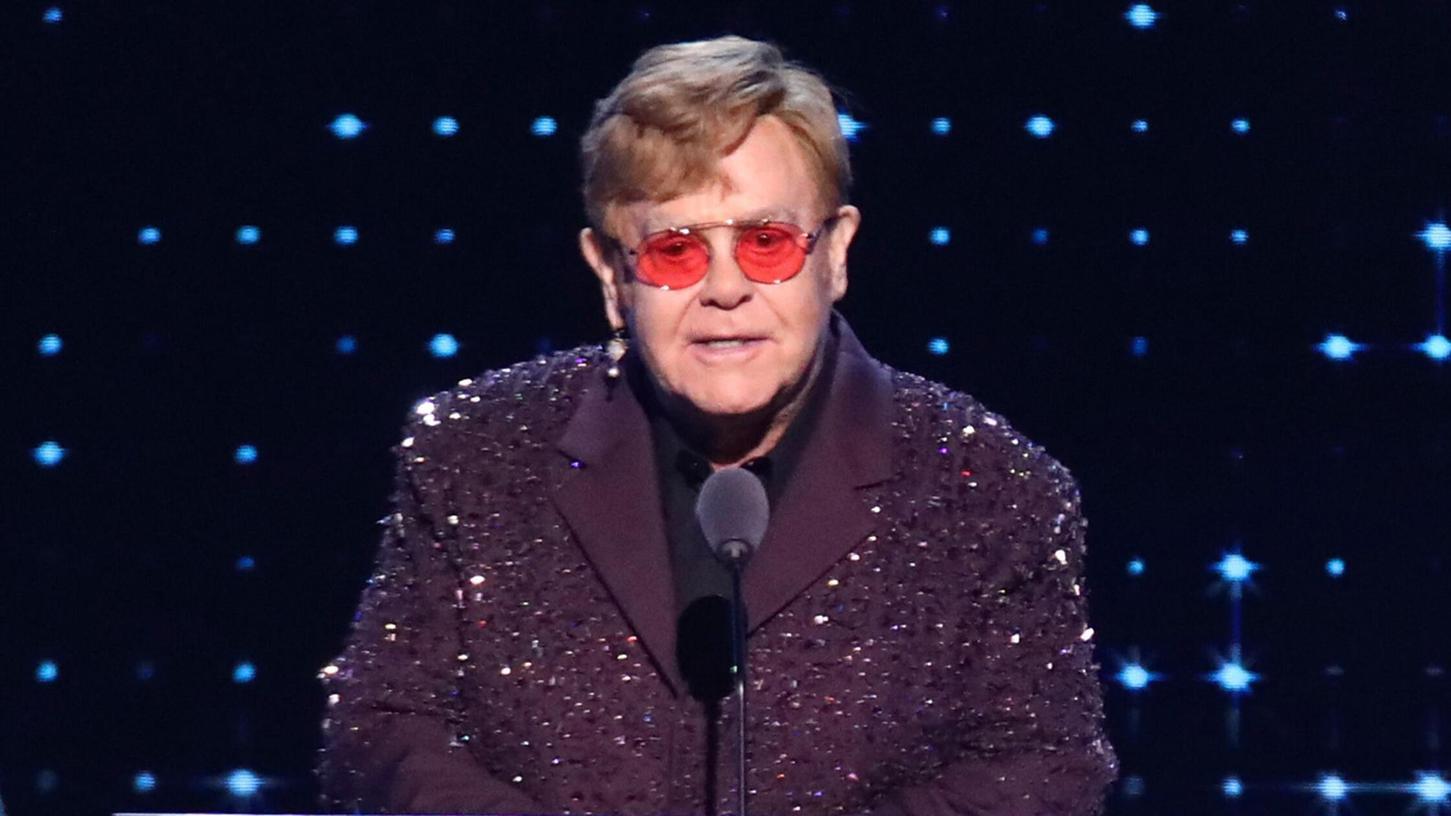 Popstar Elton John kann nach einer schweren Augeninfektion nicht mehr richtig sehen. (Archivbild) Popstar Elton John kann nach einer schweren Augeninfektion nicht mehr richtig sehen. (Archivbild)