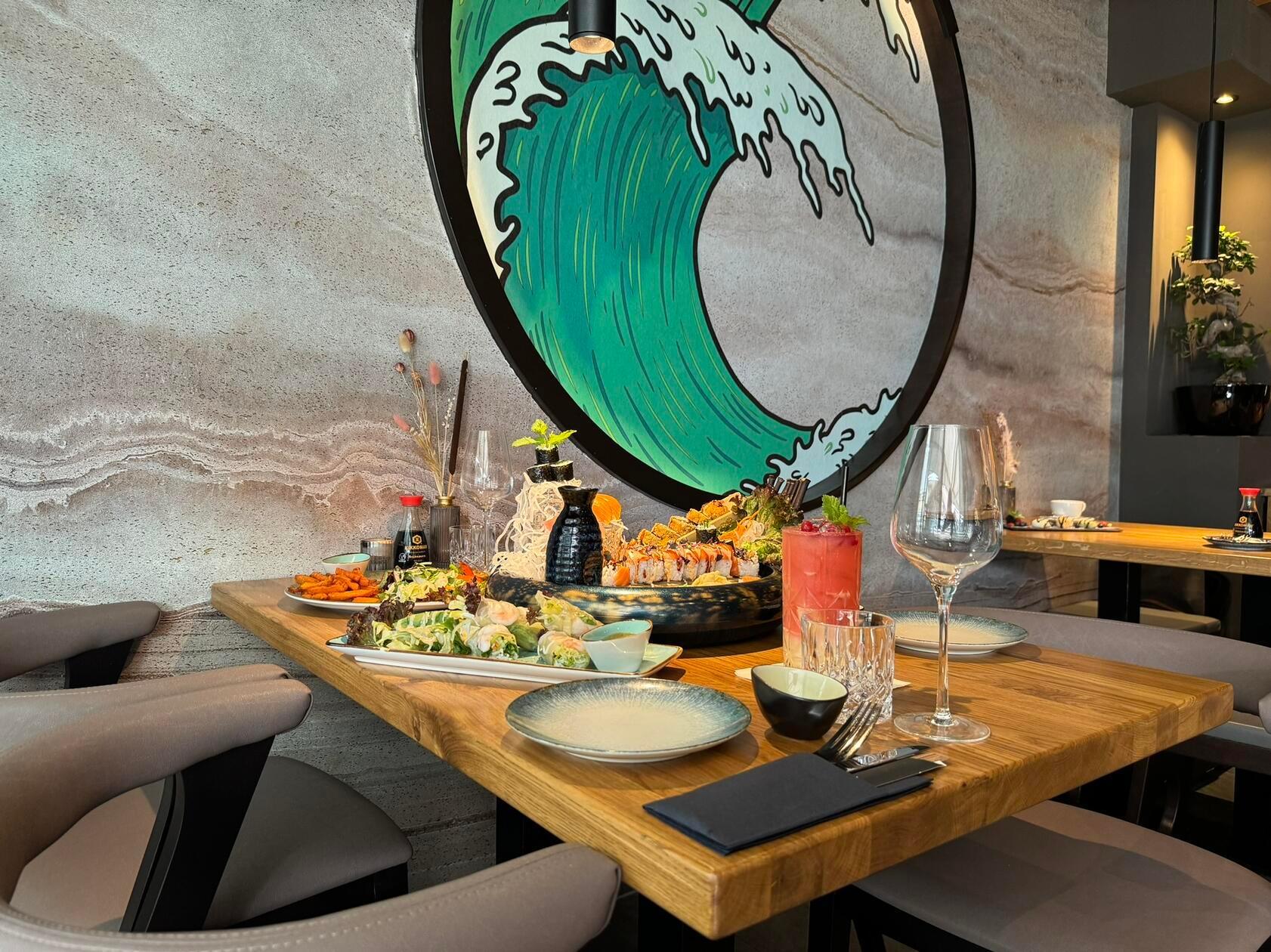 Auf der Karte stehen Shushi, aber auch warme Speisen.