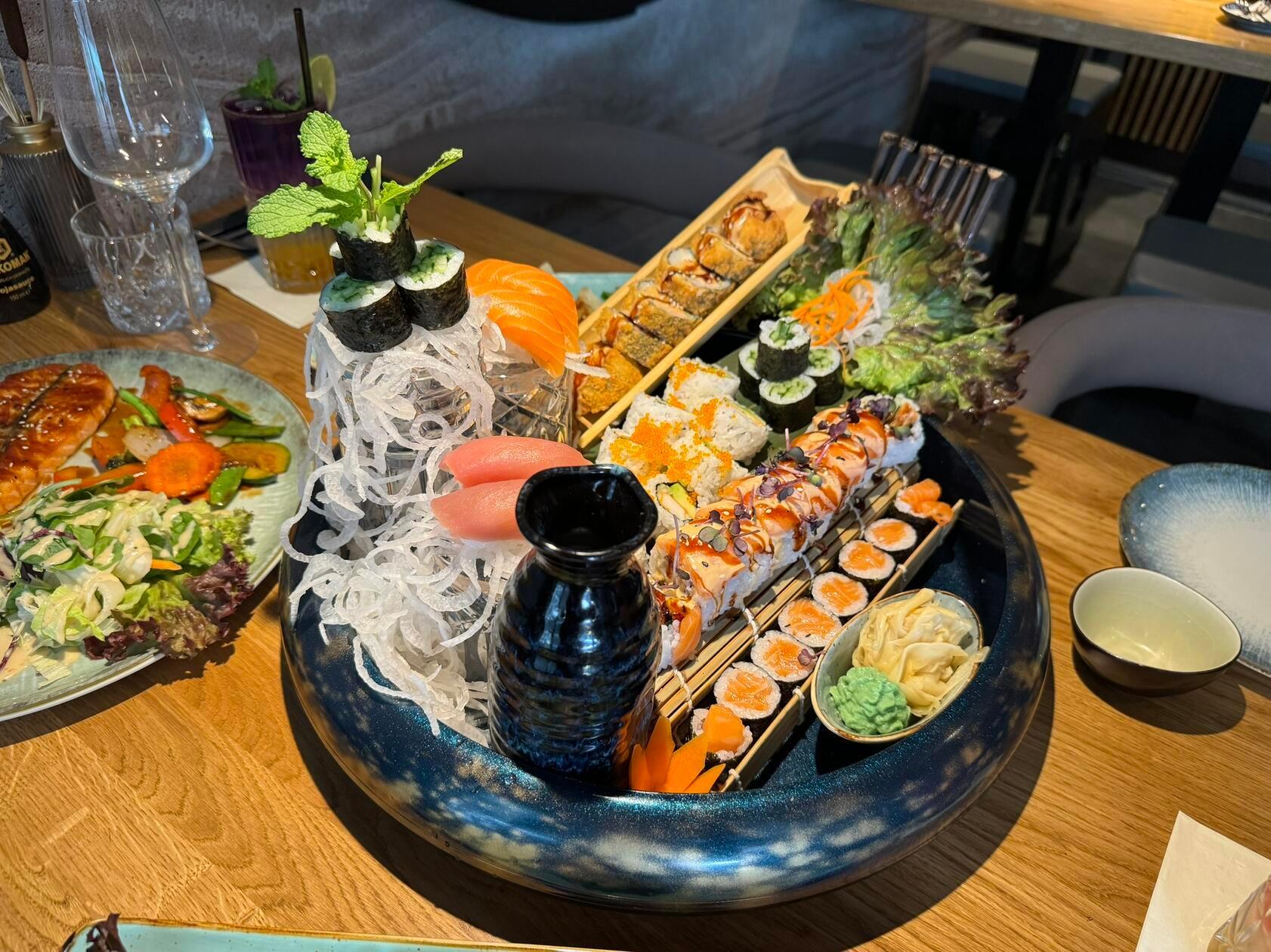 Diese Sushiplatte für 2 Personen kostet 35 Euro.
