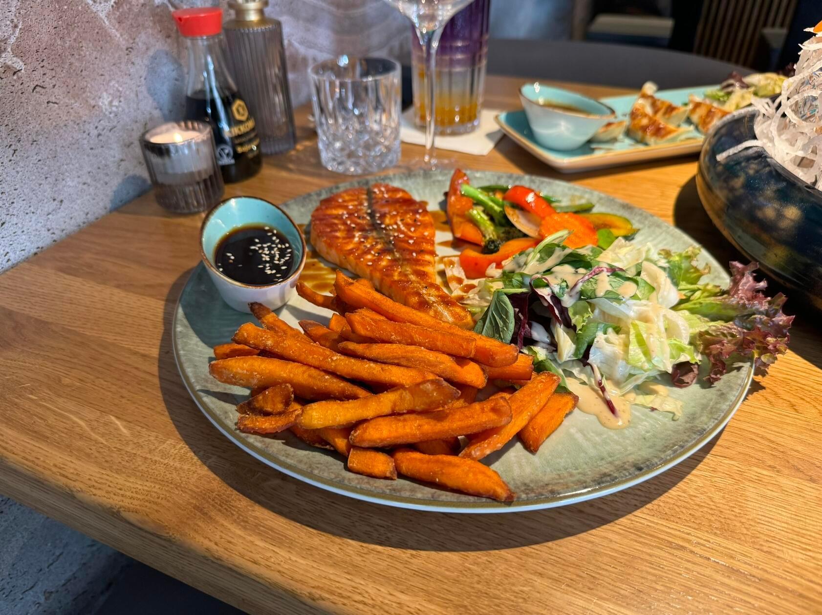 Den Lachs mit Süßkartoffelpommes gibt es für 19,90 Euro.