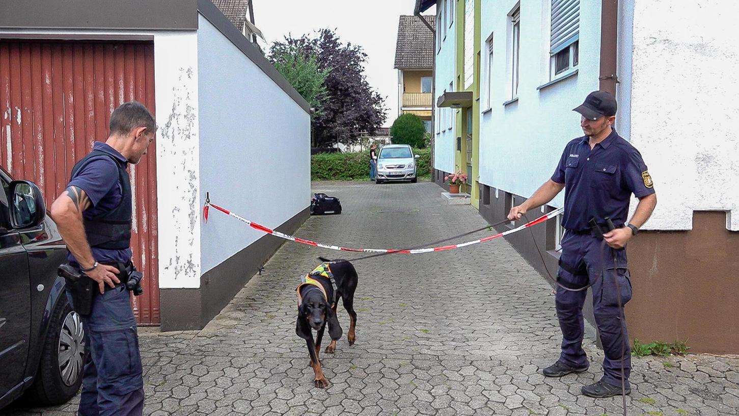 Auch Spürhunde kamen im Fall einer getöteten Frau, die am Donnerstagnachmittag in einer Wohnung in Fürth gefunden worden war, zum Einsatz. Nun hat die Polizei einen Tatverdächtigen festgenommen. Auch Spürhunde kamen im Fall einer getöteten Frau, die am Donnerstagnachmittag in einer Wohnung in Fürth gefunden worden war, zum Einsatz. Nun hat die Polizei einen Tatverdächtigen festgenommen.