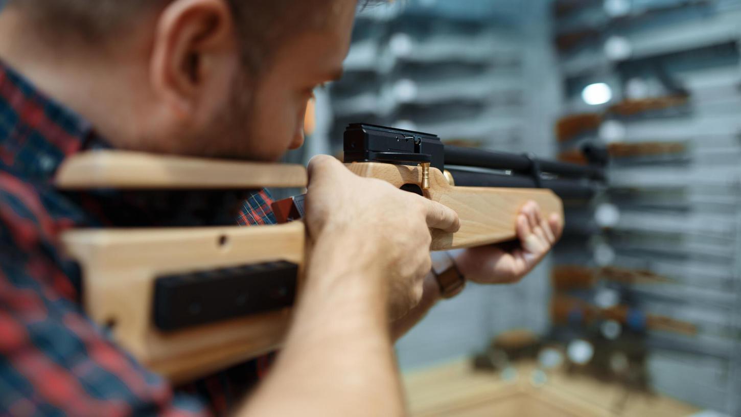 Ein Mann probiert ein Luftgewehr aus. Es handelt sich um ein Symbolbild und nicht um die Person aus Heßdorf. Ein Mann probiert ein Luftgewehr aus. Es handelt sich um ein Symbolbild und nicht um die Person aus Heßdorf.