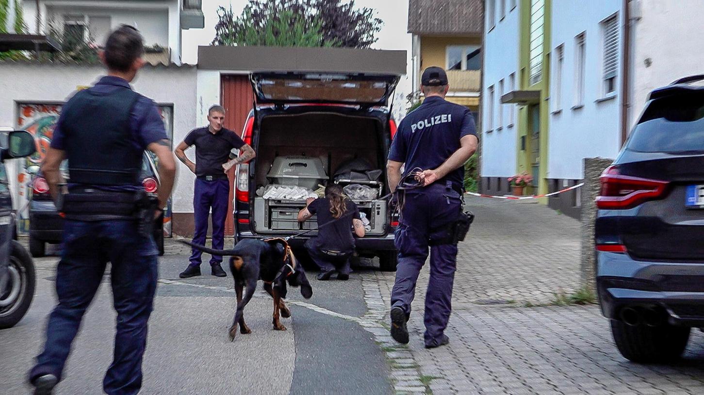 Am Dienstagnachmittag (03.09.2024) wurde im Fürther Stadteil Stadeln in einem Treppenhaus eine Blutspur entdeckt, die zu einer Wohnung führte. Dort fanden die Polizisten die Leiche. Am Dienstagnachmittag (03.09.2024) wurde im Fürther Stadteil Stadeln in einem Treppenhaus eine Blutspur entdeckt, die zu einer Wohnung führte. Dort fanden die Polizisten die Leiche.