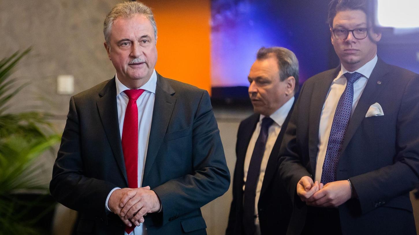 Claus Weselsky (l) ist nicht mehr Bundesvorsitzender der GDL. Die Gewerkschaft wählte Mario Reiß (2.v.l.) zu seinem Nachfolger. (Archivbild) Claus Weselsky (l) ist nicht mehr Bundesvorsitzender der GDL. Die Gewerkschaft wählte Mario Reiß (2.v.l.) zu seinem Nachfolger. (Archivbild)