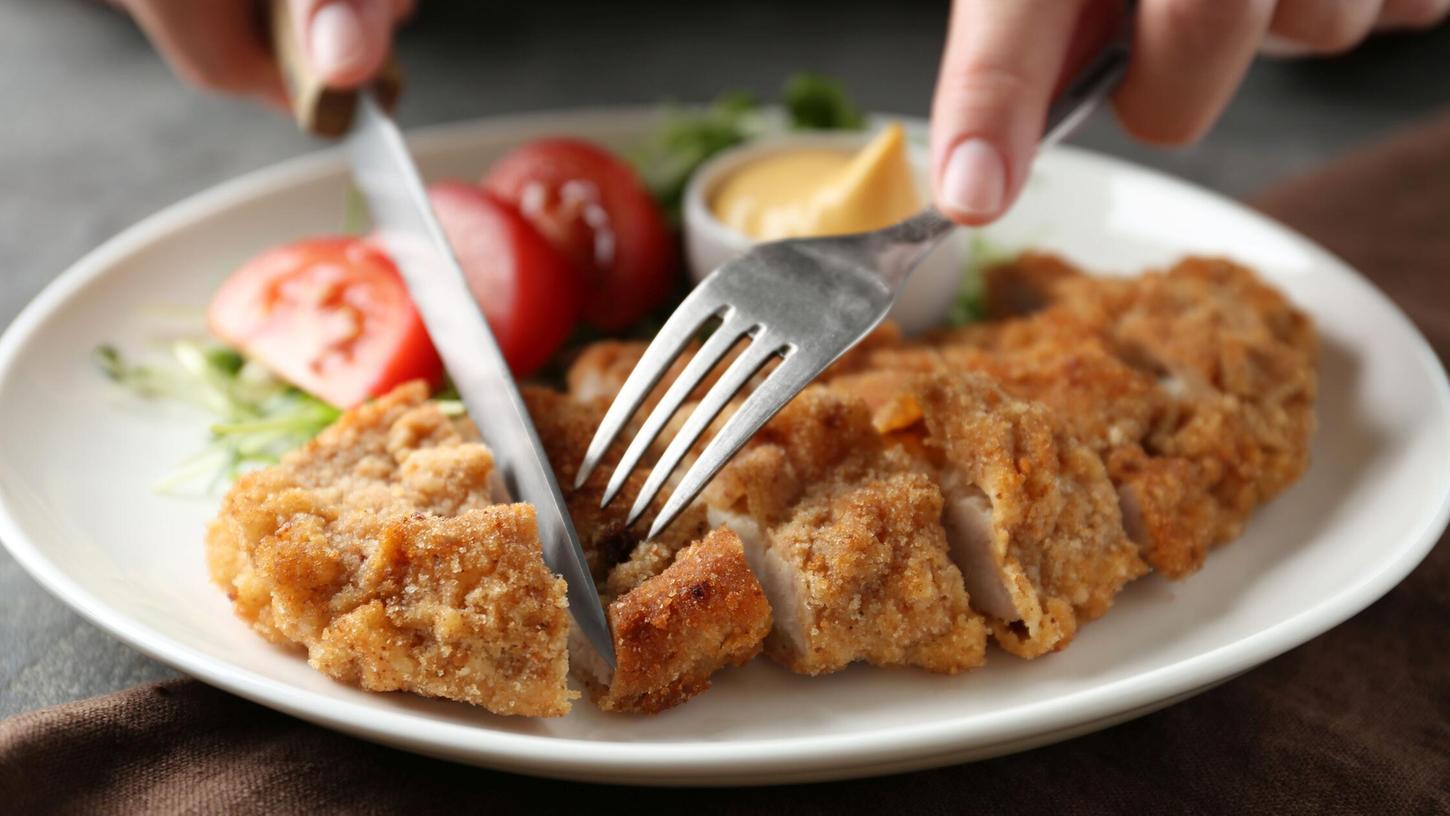 Ein gutes Wiener Schnitzel ist dünn und zart geklopftes Kalbsfleisch in Panade, in Butter angebraten. Ein gutes Wiener Schnitzel ist dünn und zart geklopftes Kalbsfleisch in Panade, in Butter angebraten.