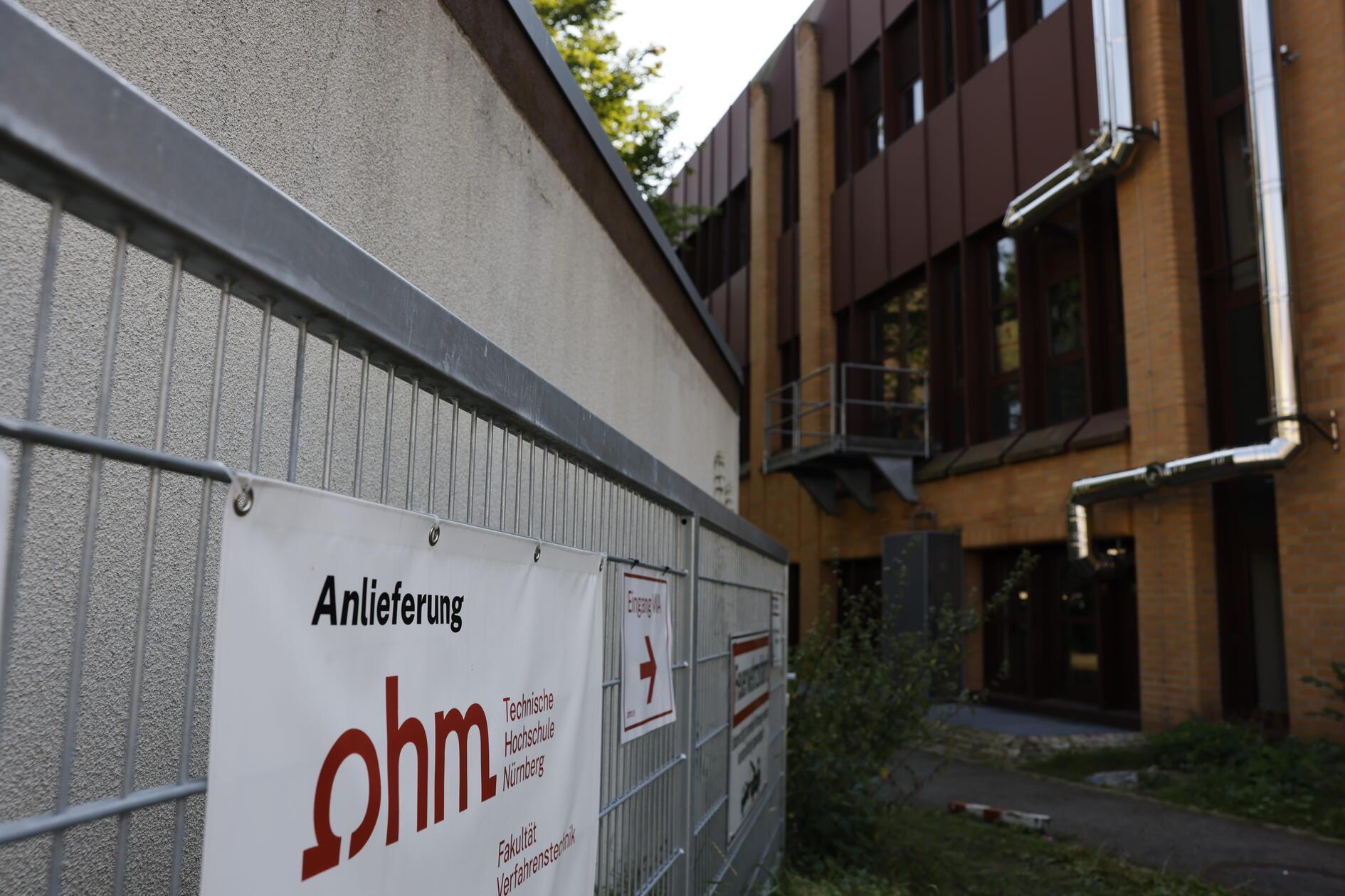 Zahlreiche Kräfte, darunter Streifen der Polizeiinspektion Nürnberg-Ost, dem Unterstützungskommando Mittelfranken (USK), Hundeführern und dem Einsatzzug Ansbach waren vor Ort.