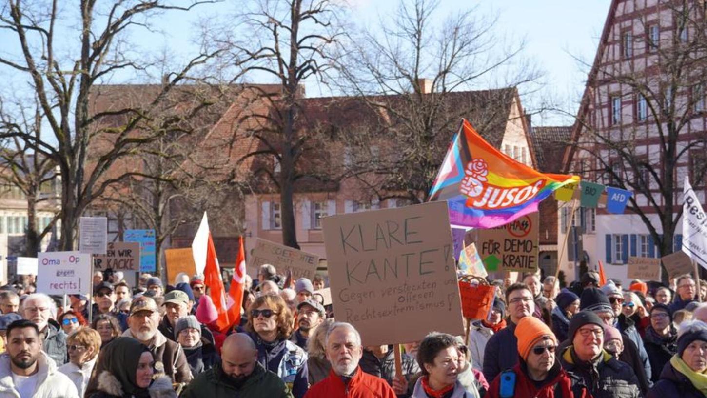 Bereits im Januar 2024 zeigten rund 6000 Bürgerinnen und Bürger in Schwabach Kante und demonstrierten gegen Extremismus und Rechtsradikalismus. Am Sonntag rufen 29 Organisationen, Verbände, beide Kirchen und verschiedene Gruppierungen erneut zu einer Demonstration auf. Bereits im Januar 2024 zeigten rund 6000 Bürgerinnen und Bürger in Schwabach Kante und demonstrierten gegen Extremismus und Rechtsradikalismus. Am Sonntag rufen 29 Organisationen, Verbände, beide Kirchen und verschiedene Gruppierungen erneut zu einer Demonstration auf.