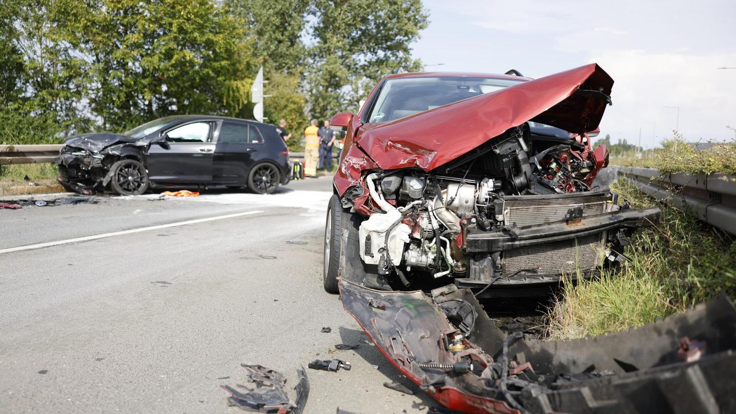 Böse sahen die beiden Autos aus, die auf der Kanalbrücke auf der B 8 ineinander prallten. Böse sahen die beiden Autos aus, die auf der Kanalbrücke auf der B 8 ineinander prallten.