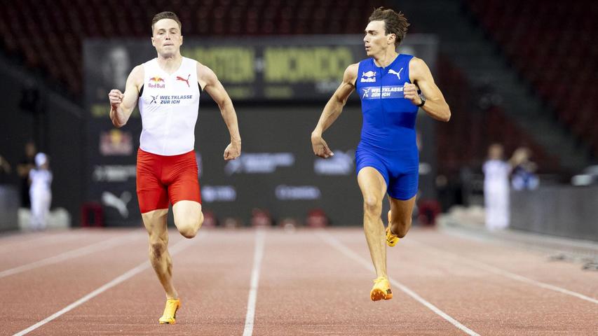 Duplantis (r) hatte bei seinem Sieg sogar noch Zeit, vor dem Ziel zur Seite zu Warholm zu schauen. Duplantis (r) hatte bei seinem Sieg sogar noch Zeit, vor dem Ziel zur Seite zu Warholm zu schauen.
